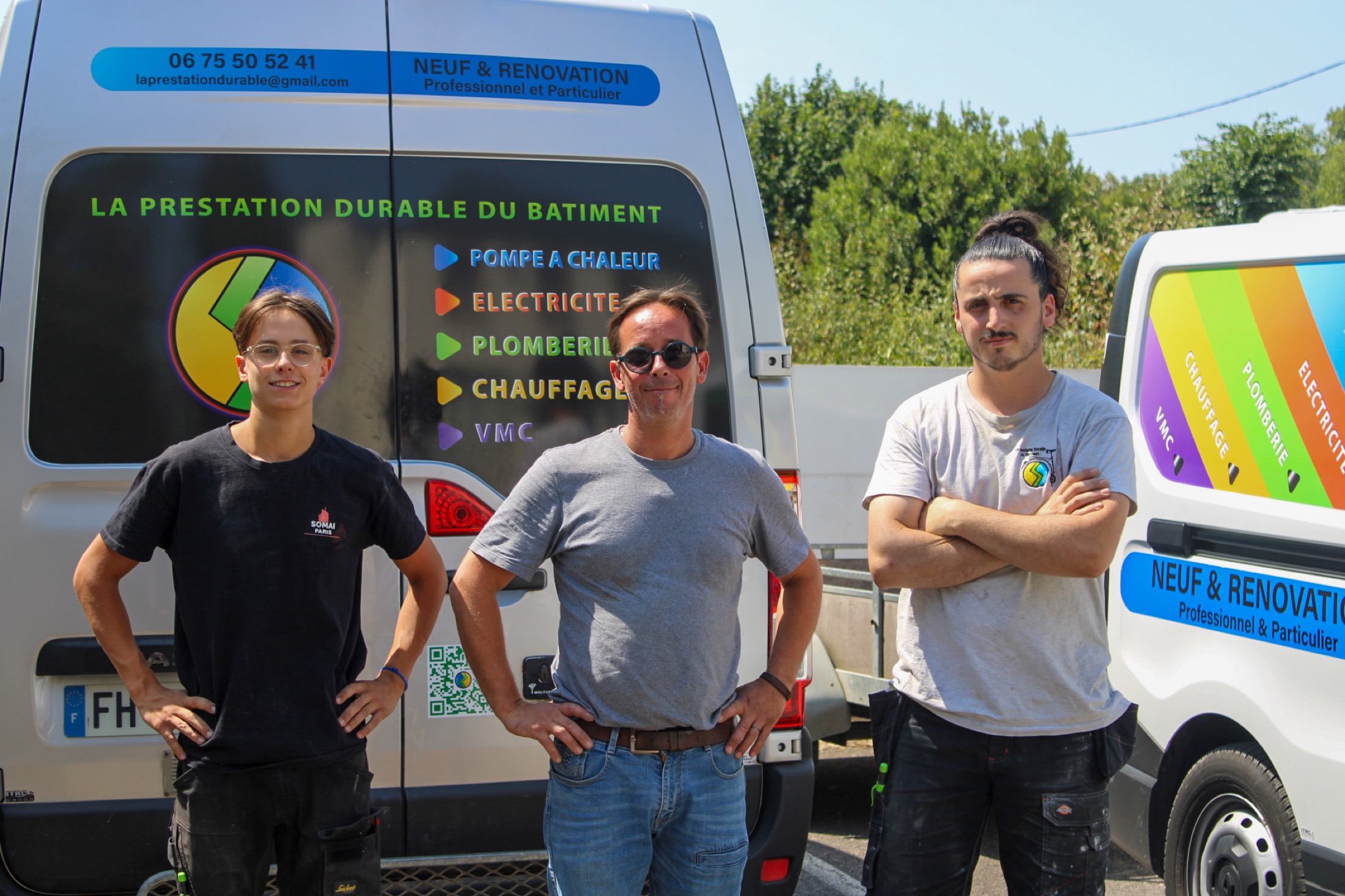 Samuel, Nicolas et Baptiste devant les vehicules de La Prestation Durable