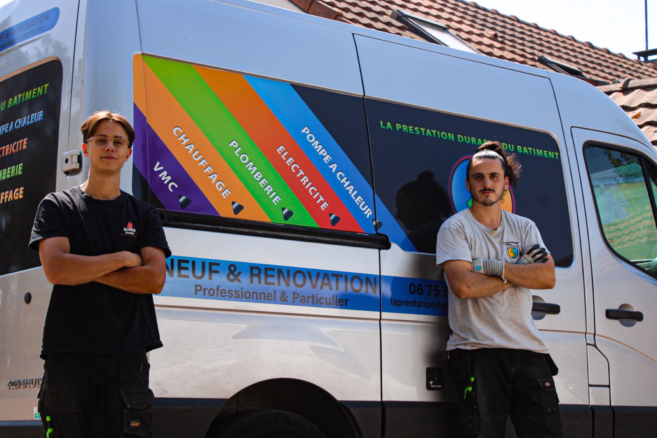 Samuel et Baptiste devant le vehicule de chantier