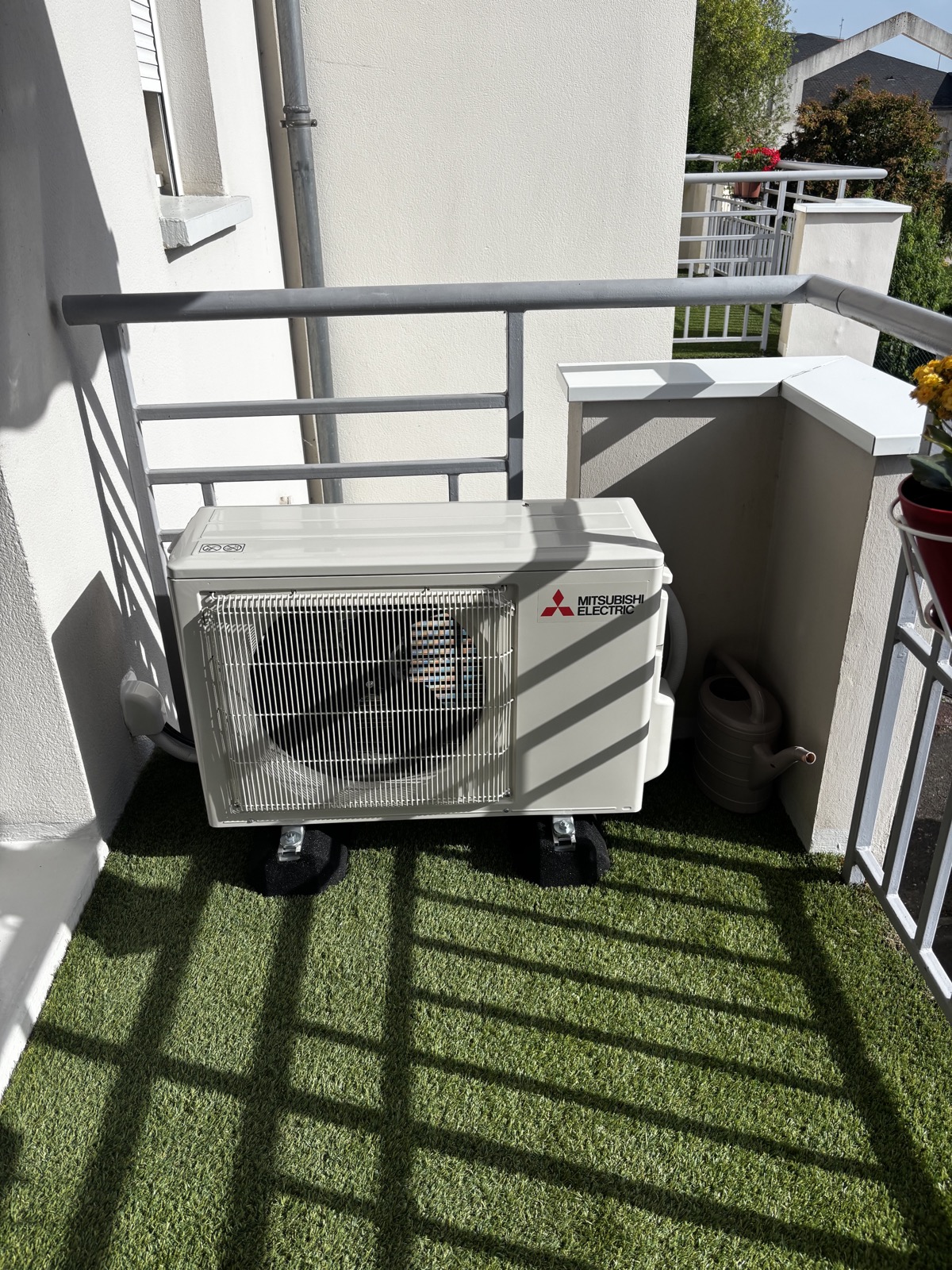Groupe exterieur de climatisation Mitsubishi Electric installe sur balcon