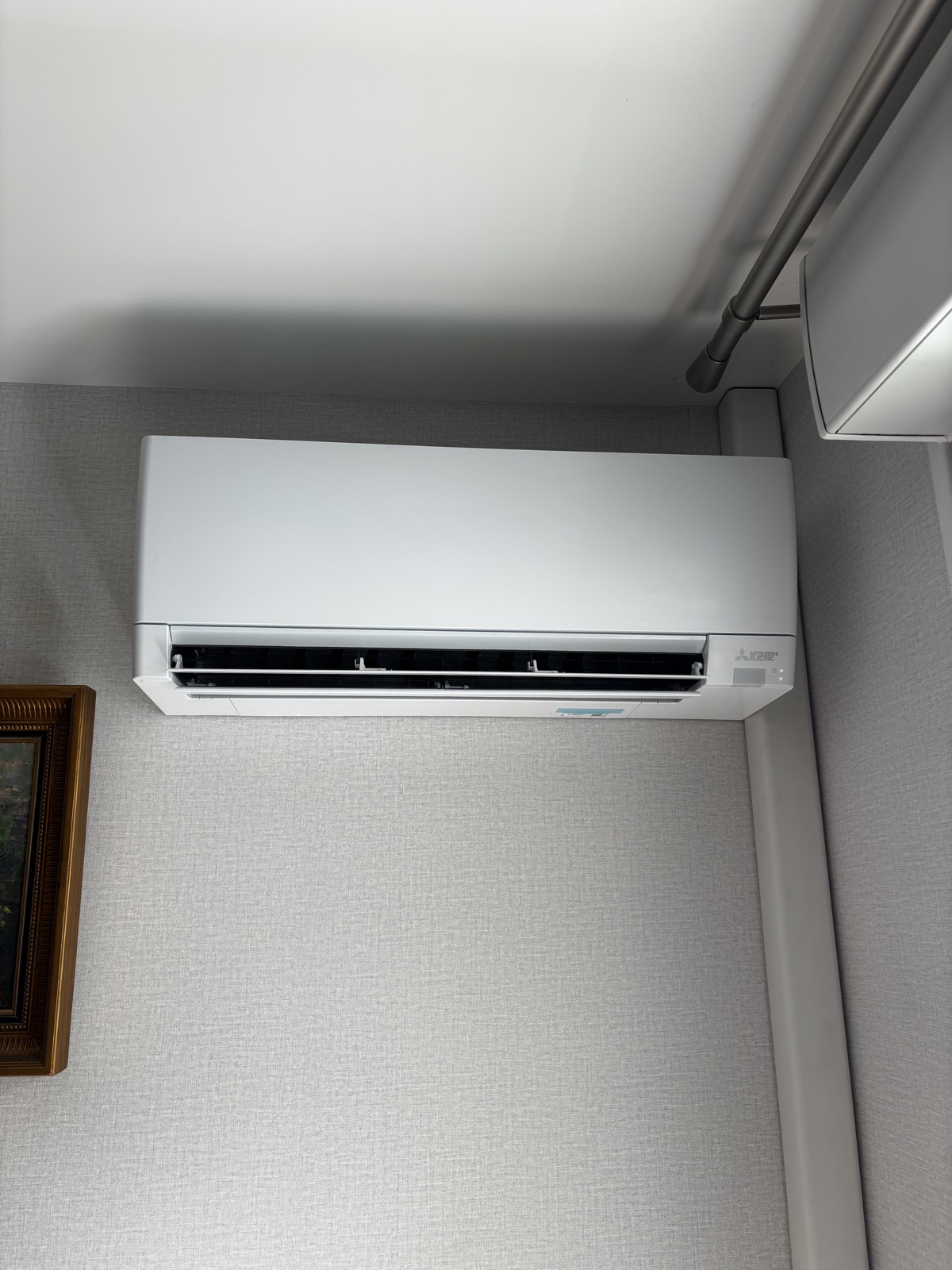 Unite interieure de climatisation Mitsubishi Electric installee au mur