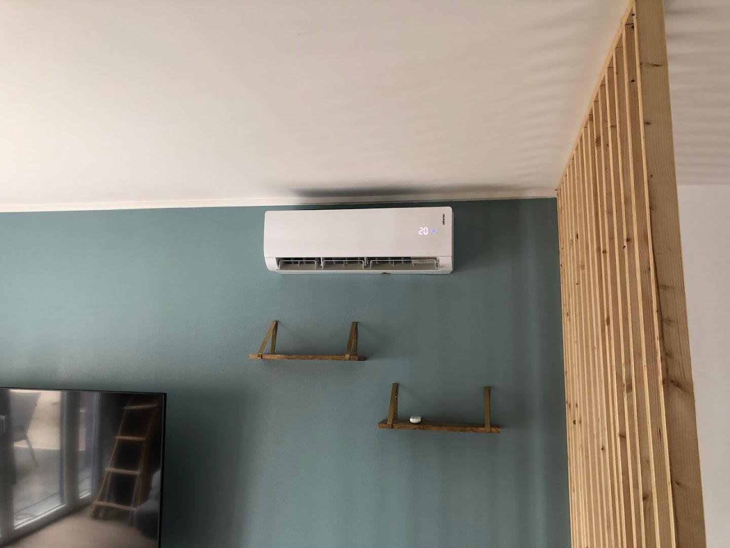 Climatisation murale installee dans un salon