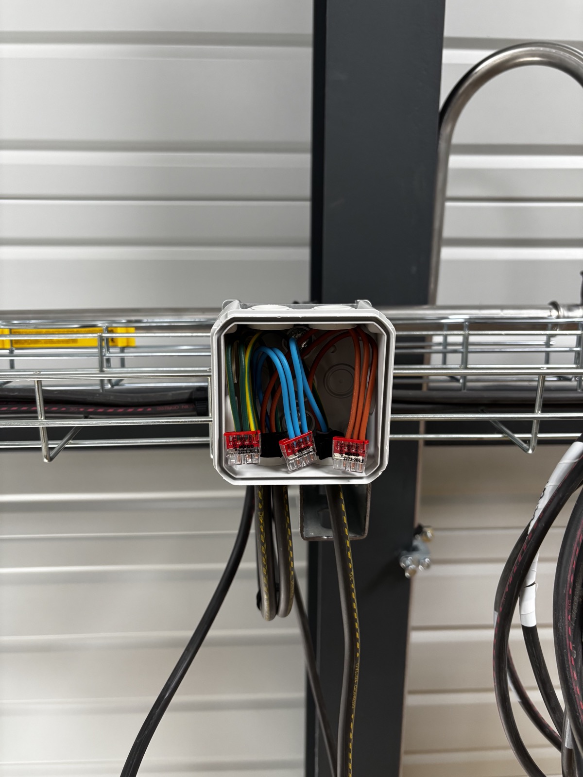 Boite de derivation electrique avec connexions rangees
