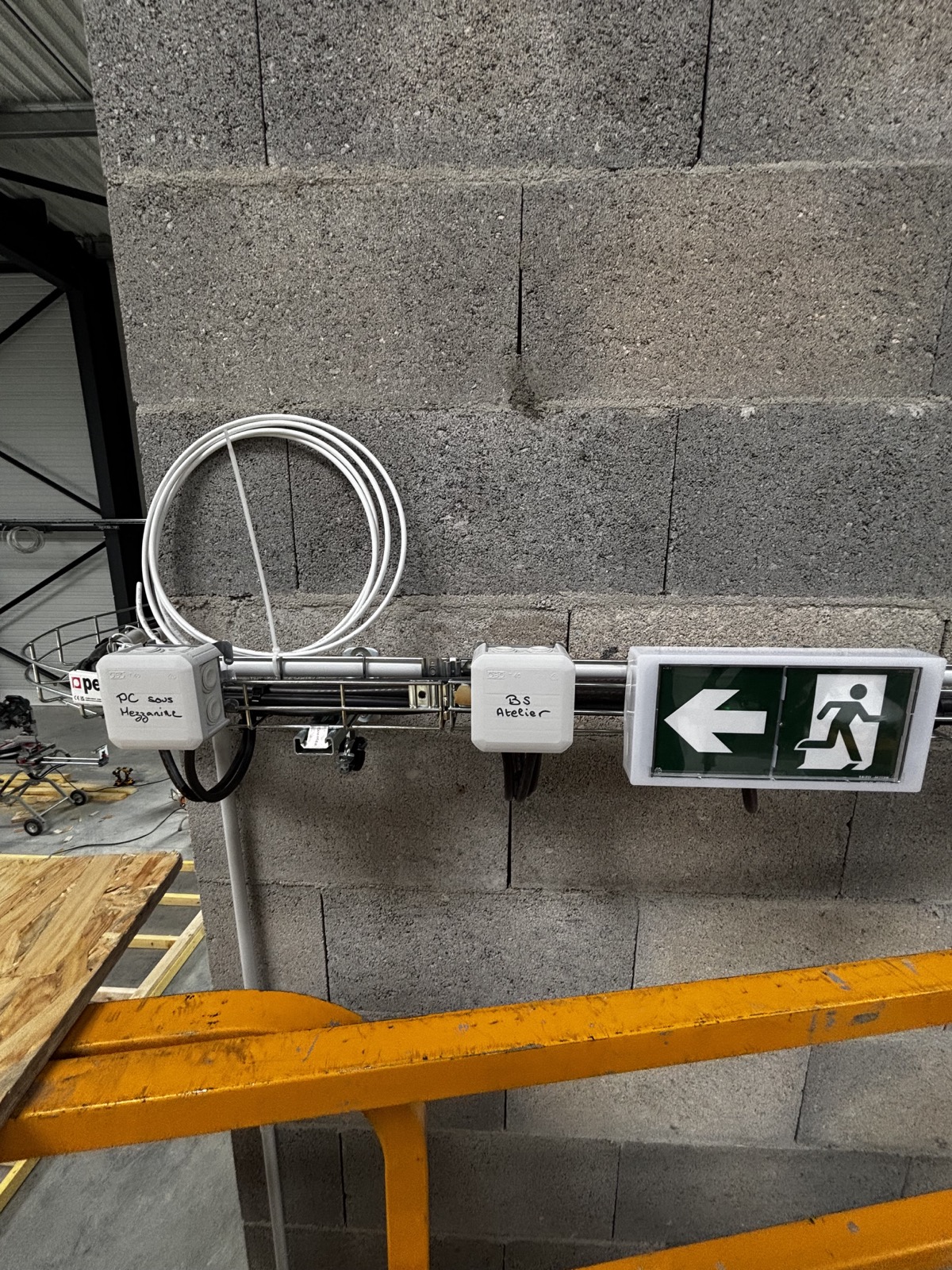 Bloc de secours et chemin de cables electriques