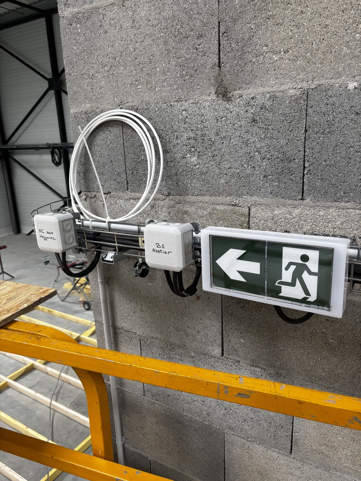 Pose electrique avec blocs de secours sur mur technique