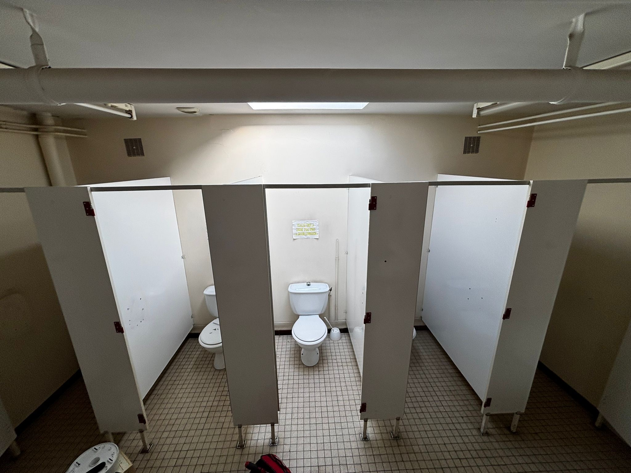 Sanitaires collectifs avant travaux de renovation