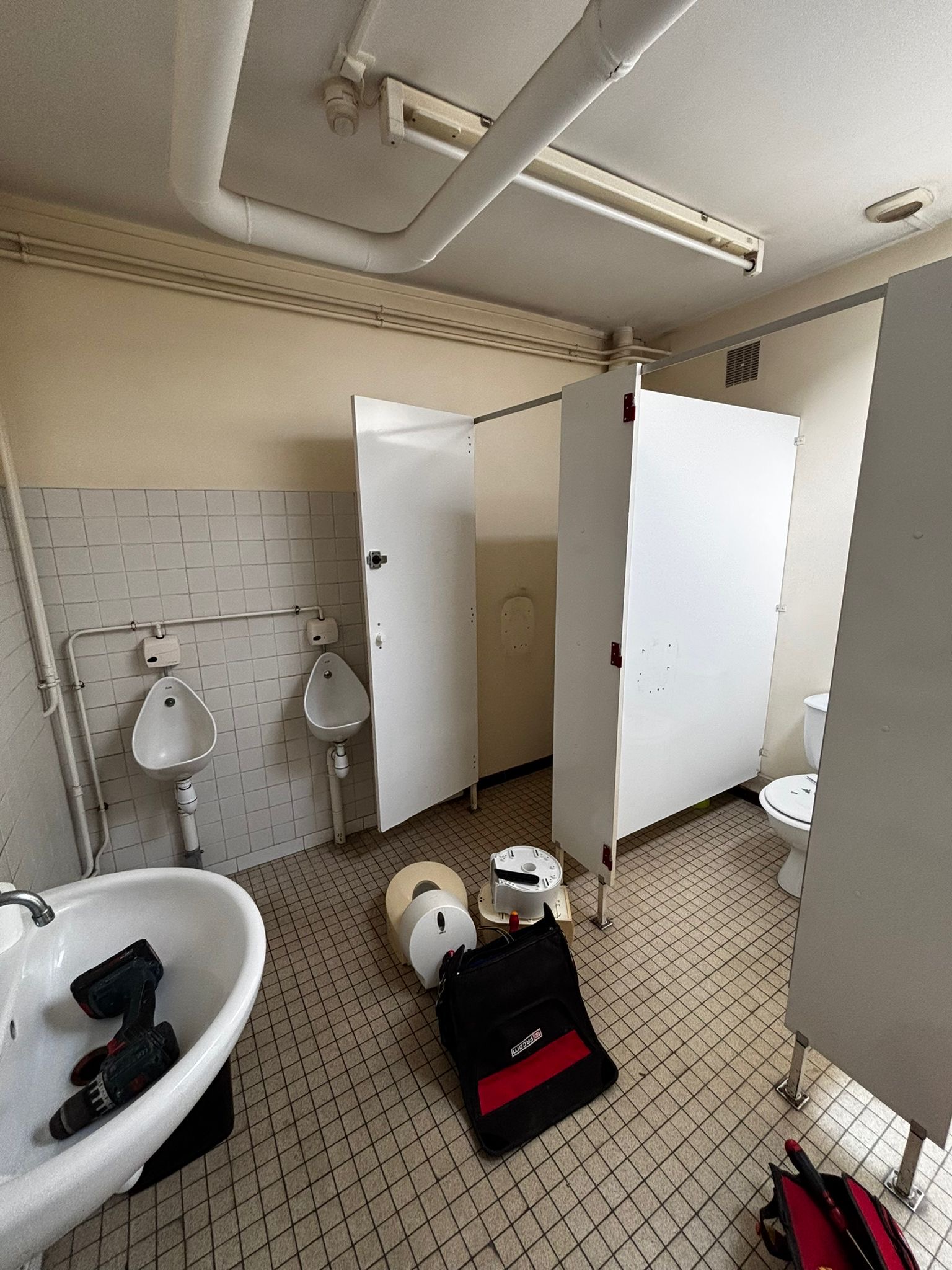 Depose des appareils sanitaires en cours