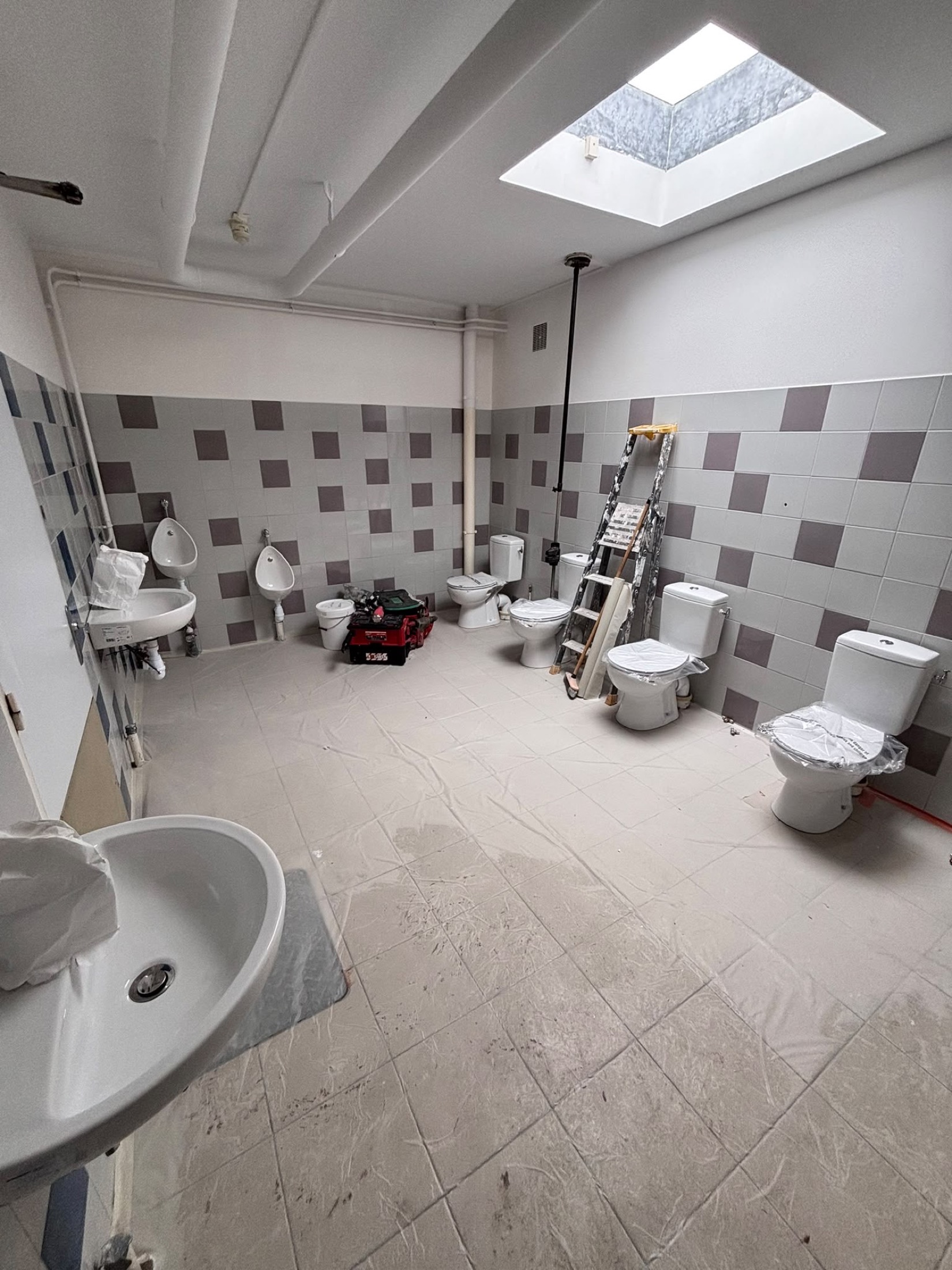 Vue d'ensemble des sanitaires collectifs apres renovation