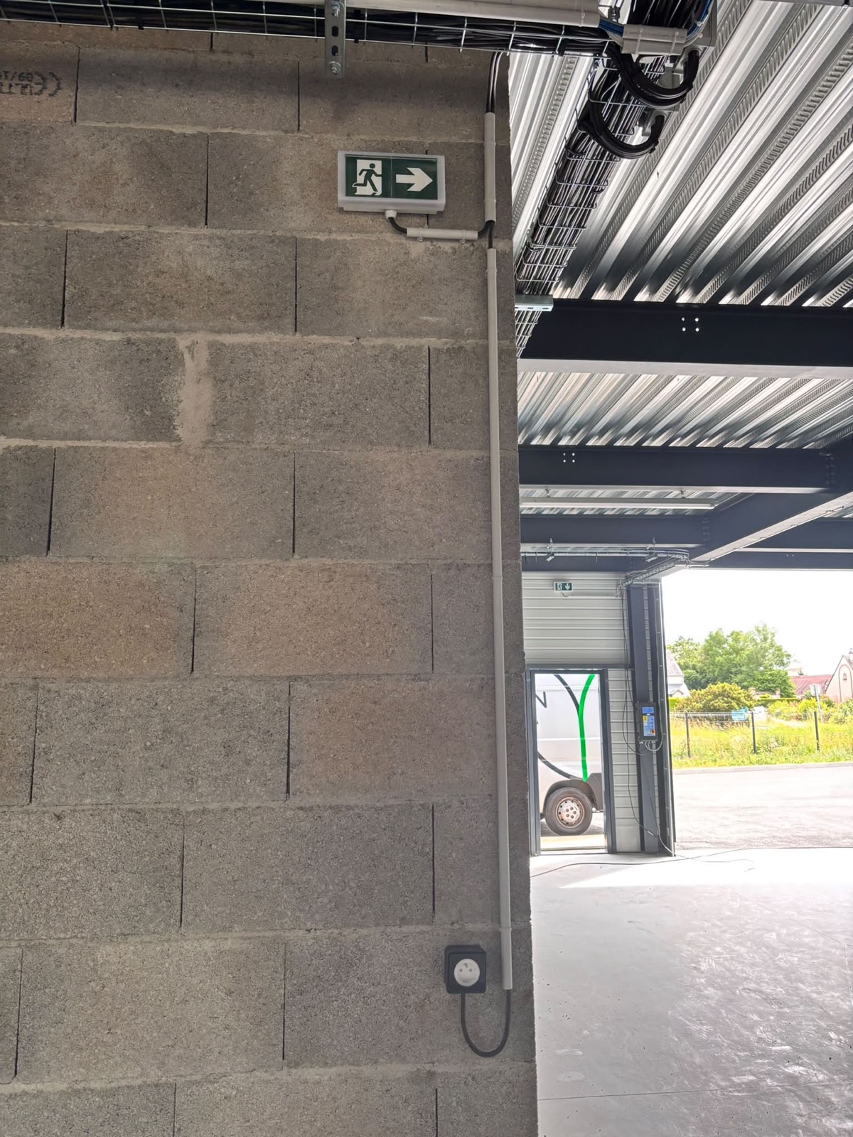 Bloc de secours raccorde avec gaine apparente