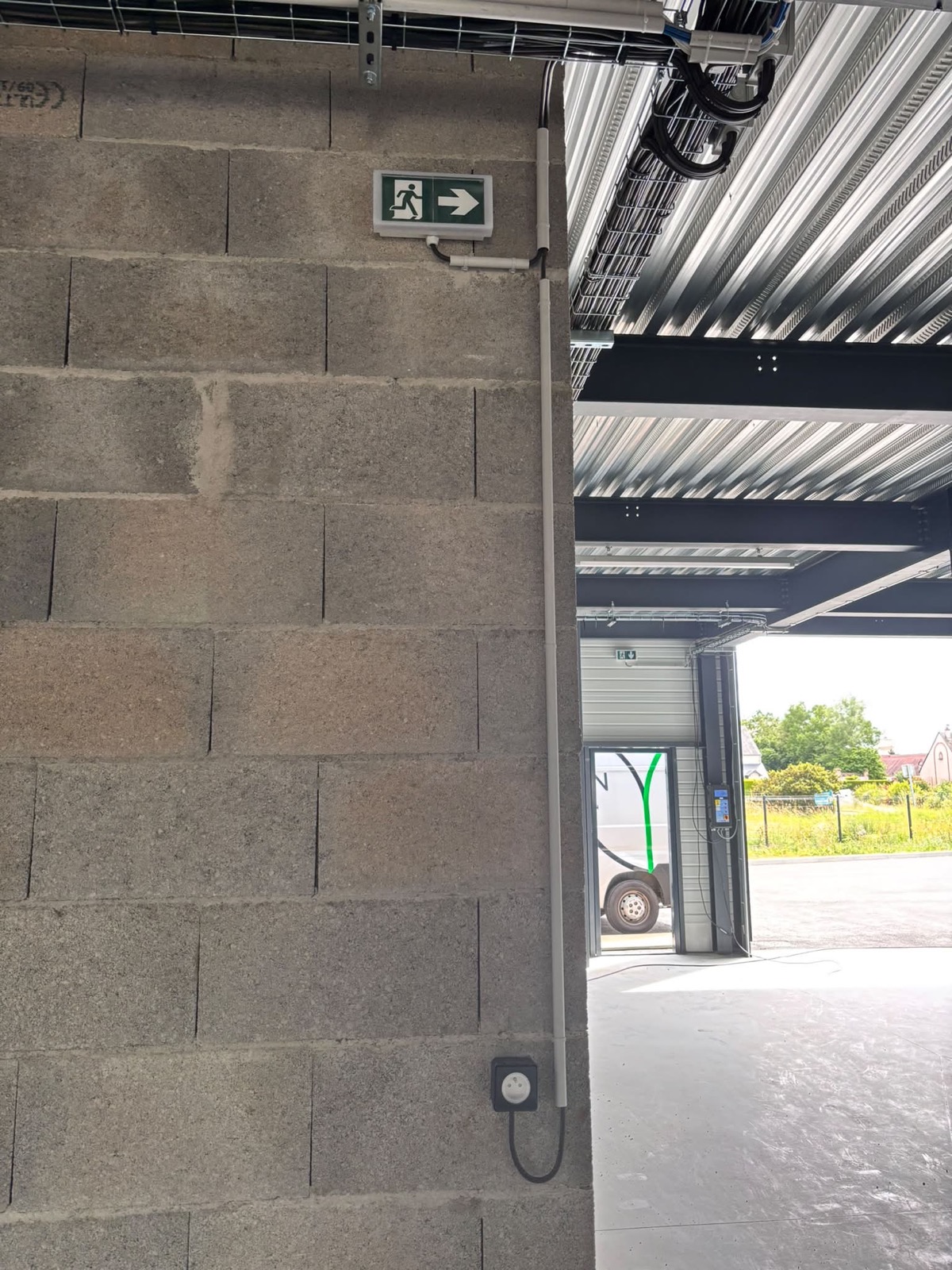 Gaine verticale raccordee a un bloc de secours