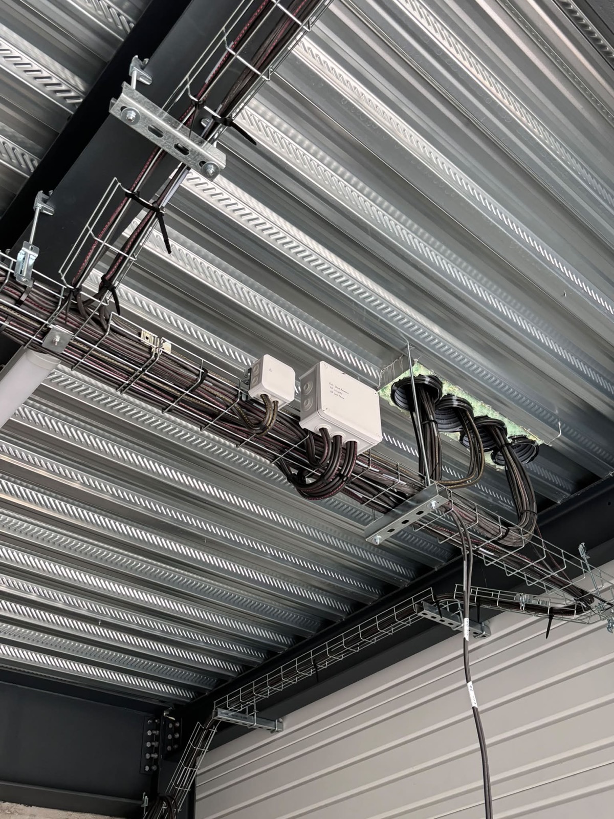 Chemins de cables electriques poses en local professionnel