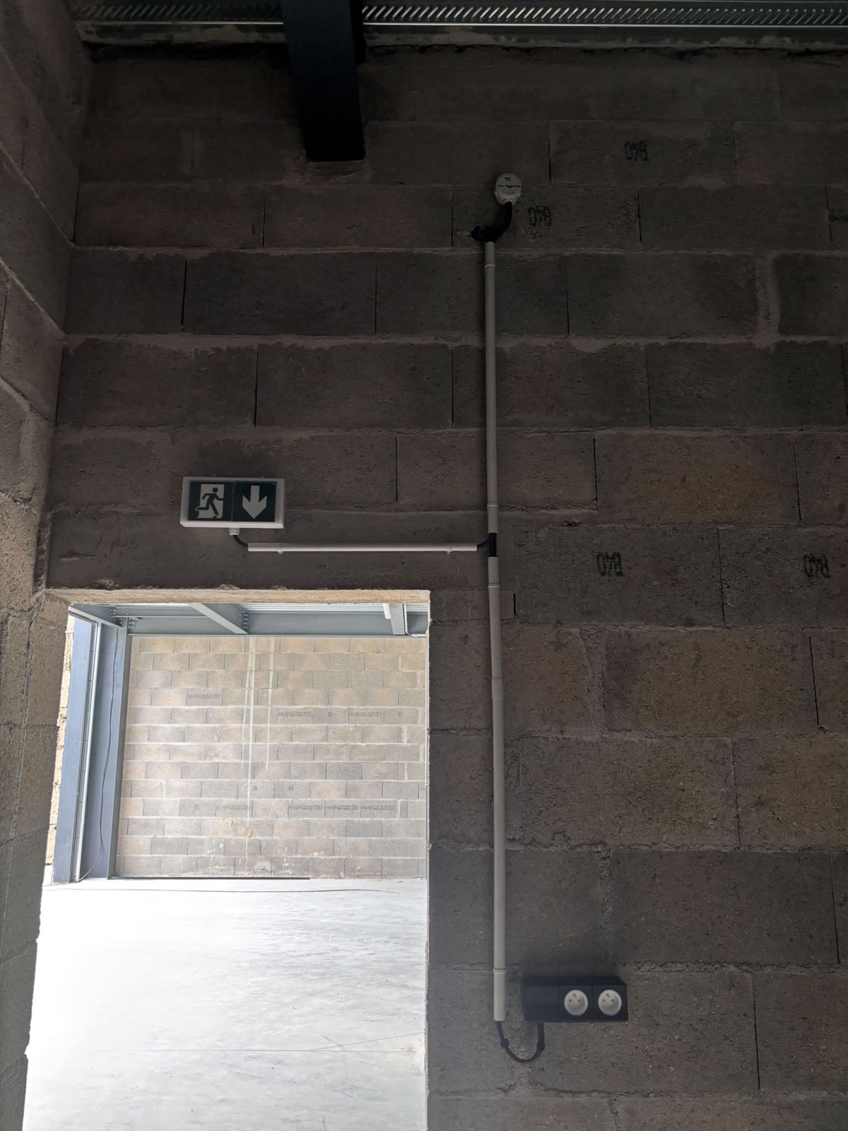 Bloc d'eclairage de securite raccorde pres d'une porte