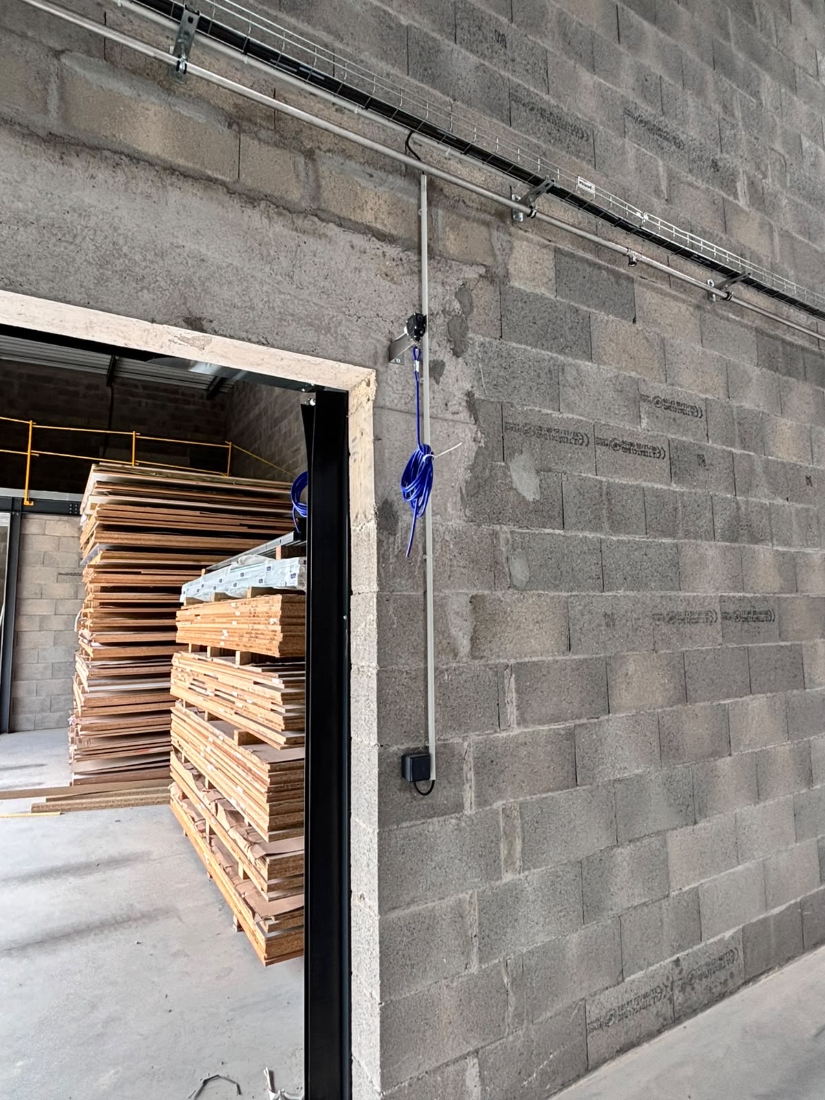 Chemin de cables au-dessus d'une entree de local