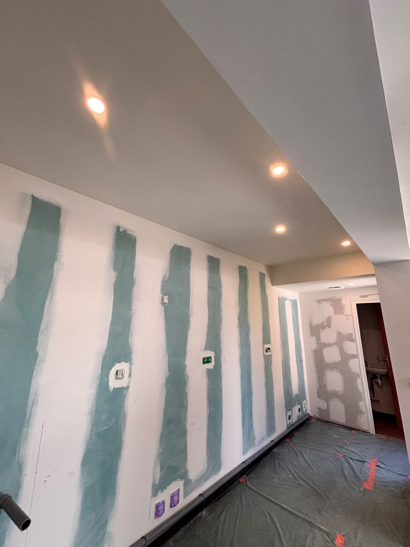 Spots encastres allumes et reseaux muraux prepares